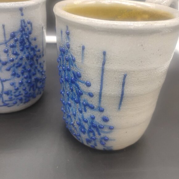 Lot of 2 Salmon Falls Stoneware Helen Berg's Christmas Bear Mugs. Signed - Picture 8 of 9